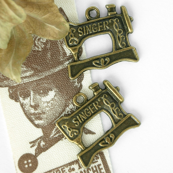 Anhänger Nähmaschine Altmessing VIntage Schneider Schmuck