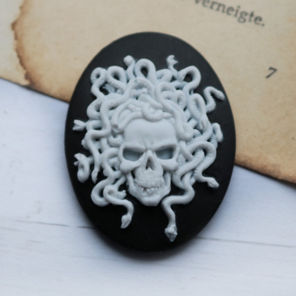 Kamee Medusa Skull (L)