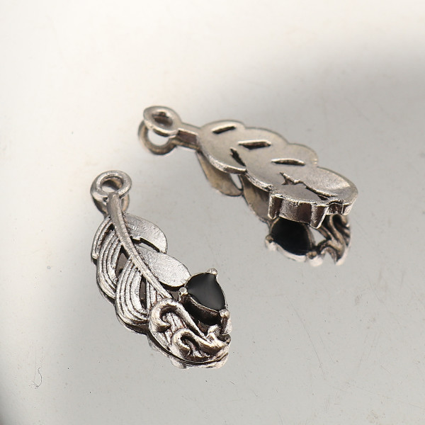 Anhänger Charm Feder mit schwarzem Detail 21mm